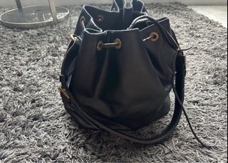 💋Louis Vuitton Petit Noe Monogram Bucket Drawstring Shoulder Bag, Luxury,  Bags & Wallets on Carousell