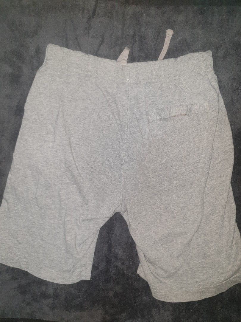 Nike nsw sweatshorts size medium (Category: Shorts) located in Baguio. Submitted by lee.ka (Listing ID 1232618139, Image 3). Description: nike shorts size medium length- 17.5 no issues slim fit for me.