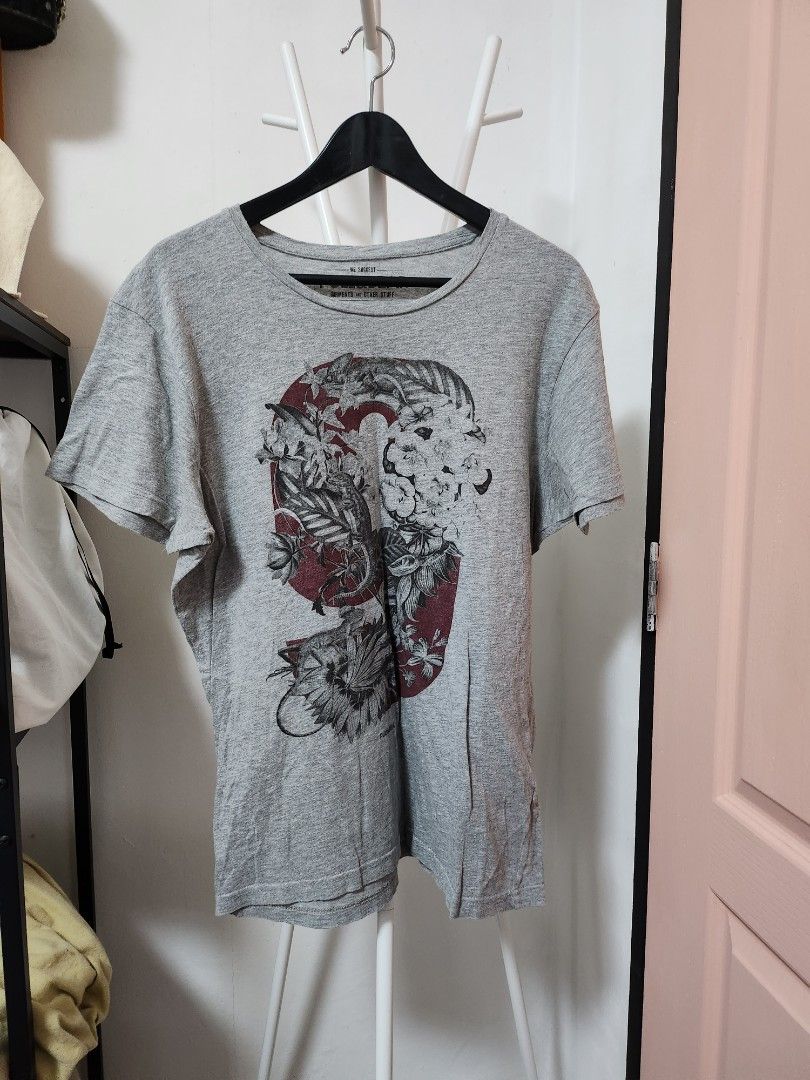 Pull & Bear (Category: Tshirts & Polo Shirts) located in Singapore. Submitted by singa_cave (Listing ID 1232586598, Image 2). Description: “Preloved” Pull & Bear T- Shirt Size: L CONDITION 8/10 PRICE SGD$8 💯 Authentic DM FOR MORE DETAILS #lovethehuntenjoythefind #SINGACAVE #sgbased #sgthrifting #Vintagelover #pull&bear #smallbusinesssupport.