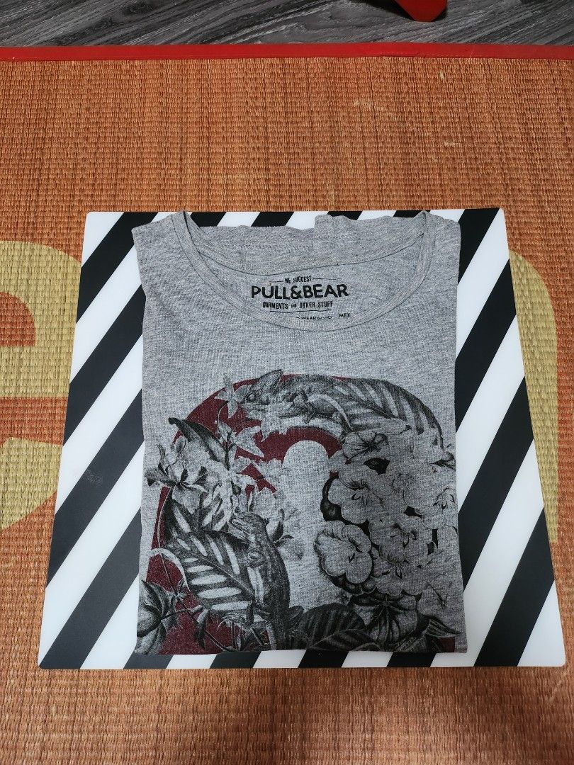 Pull & Bear (Category: Tshirts & Polo Shirts) located in Singapore. Submitted by singa_cave (Listing ID 1232586598, Image 1). Description: “Preloved” Pull & Bear T- Shirt Size: L CONDITION 8/10 PRICE SGD$8 💯 Authentic DM FOR MORE DETAILS #lovethehuntenjoythefind #SINGACAVE #sgbased #sgthrifting #Vintagelover #pull&bear #smallbusinesssupport.
