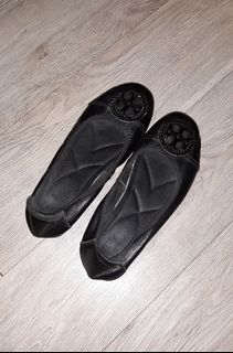 Sepatu flat tory hitam