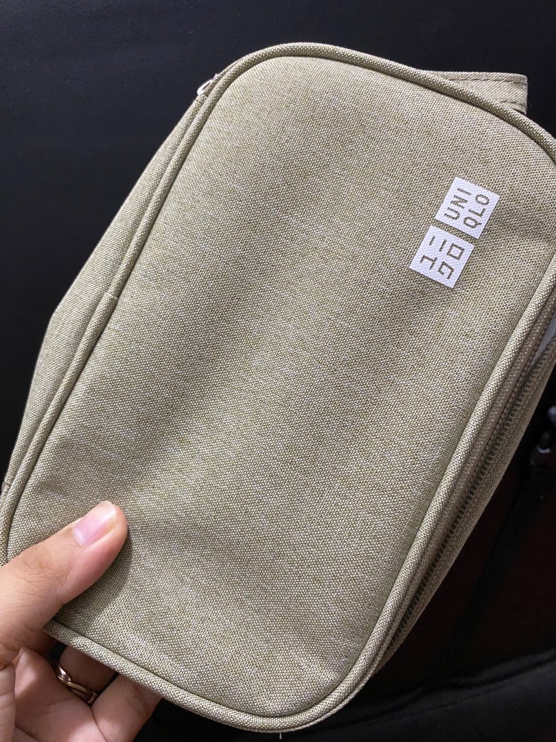 UNIQLO Travel pouch Toiletries Organizer, Women's Fashion, Bags