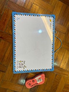 Whiteboard with free magnetic eraser