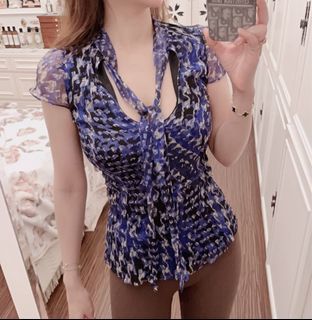 專櫃歐美品牌 Zara basic   皇家藍色系幾何印花 純蠶絲100%絲綢 雪紡真絲 性感大V領 低胸 蝴蝶結綁帶襯領口  合身貼身剪裁 小貴婦名媛款  高雅貴氣 絲質美衫上衣 美衫
