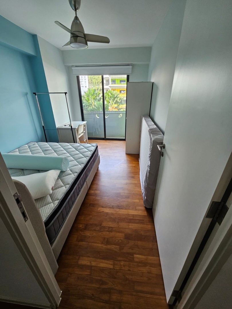 Balcony Common Room to rent (with NEW queen size bed), Property