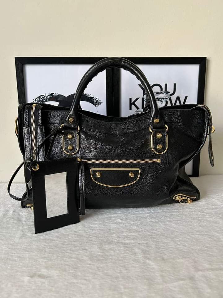 Balenciaga Metallic Edge Regular City (Category: Luxury Bags & Wallets) located in Manila. Submitted by bagislifeshop (Listing ID 1232721029, Image 3). Description: ▪️Balenciaga Metallic Edge Regular City▪️ ☑️Available in Pampanga ✅Condition: 8.5/10 ✅Colour: Black in GHW ✅Material: Goatskin leather ✅Inclusions: Dustbag, mirror, cards and strap.
