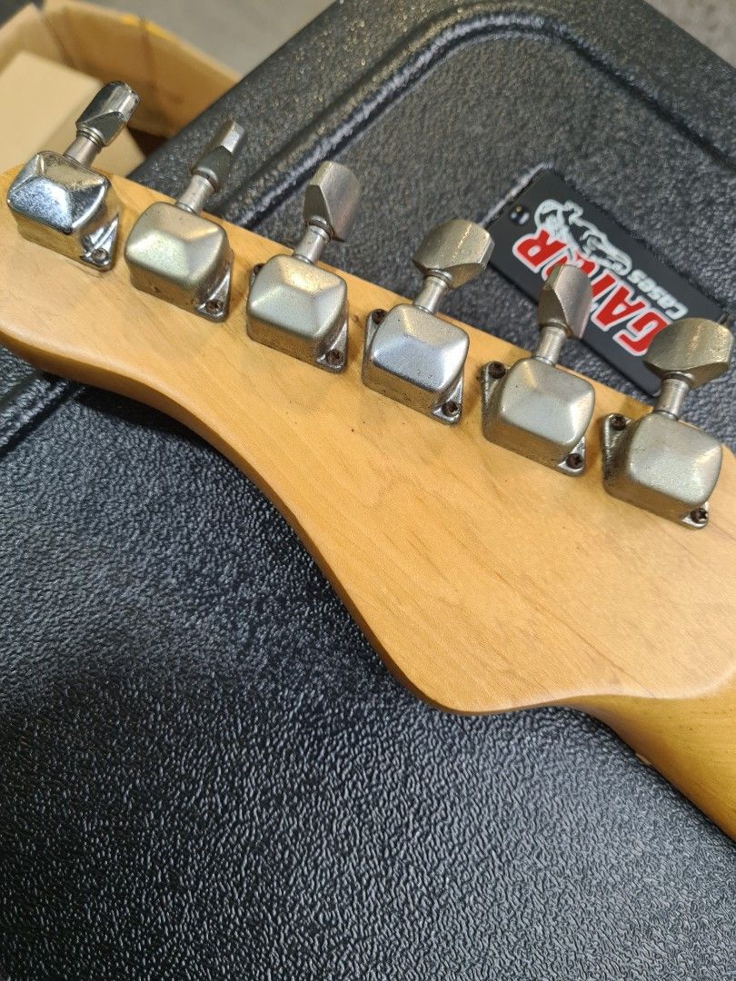 Behringer Stratocaster Electric Guitar, Hobbies & Toys, Music & Media