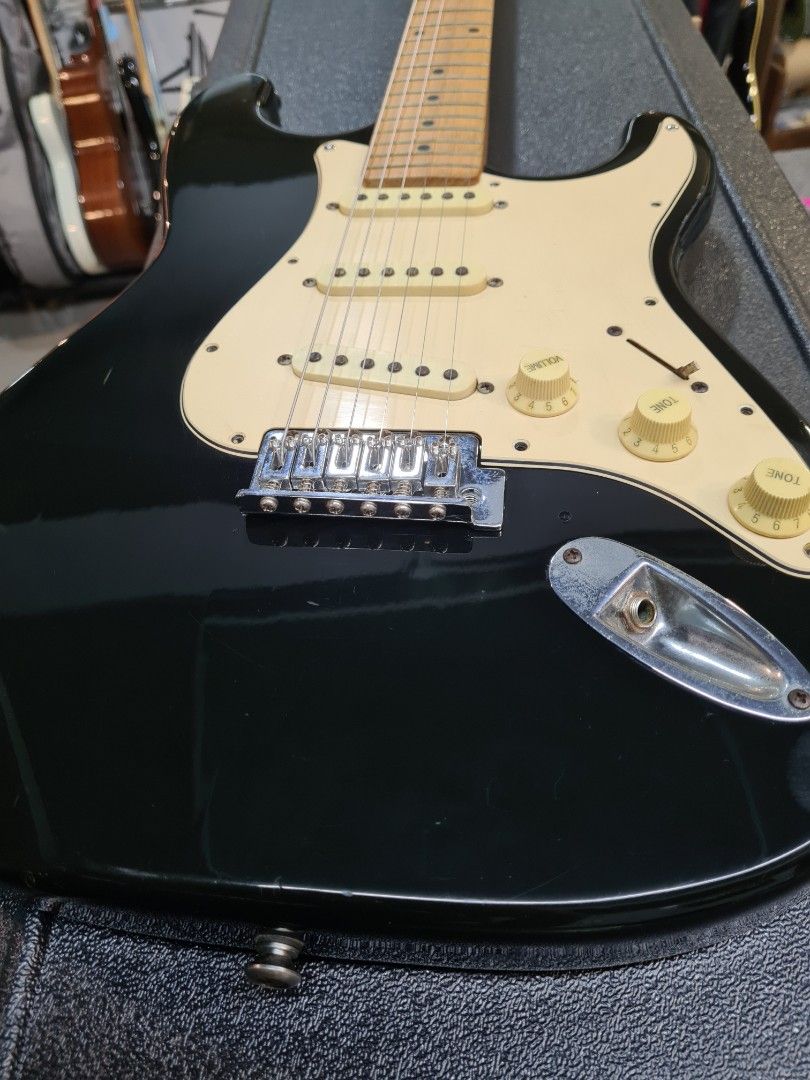 Behringer Stratocaster Electric Guitar, Hobbies & Toys, Music & Media