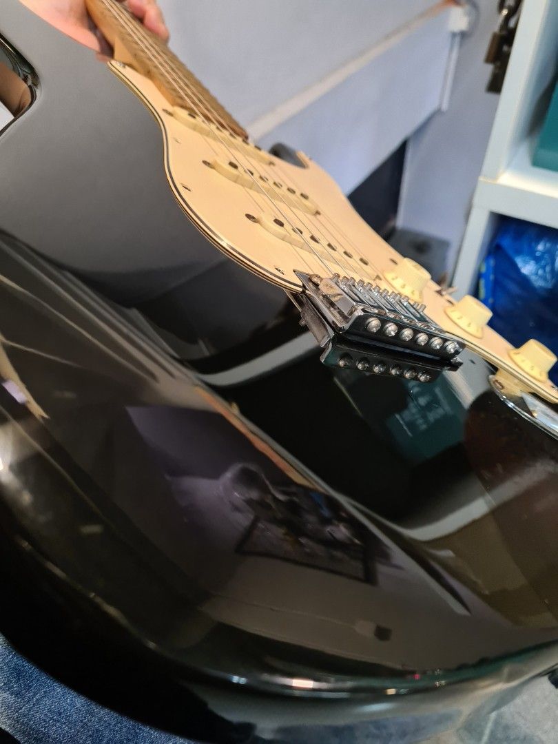 Behringer Stratocaster Electric Guitar, Hobbies & Toys, Music & Media