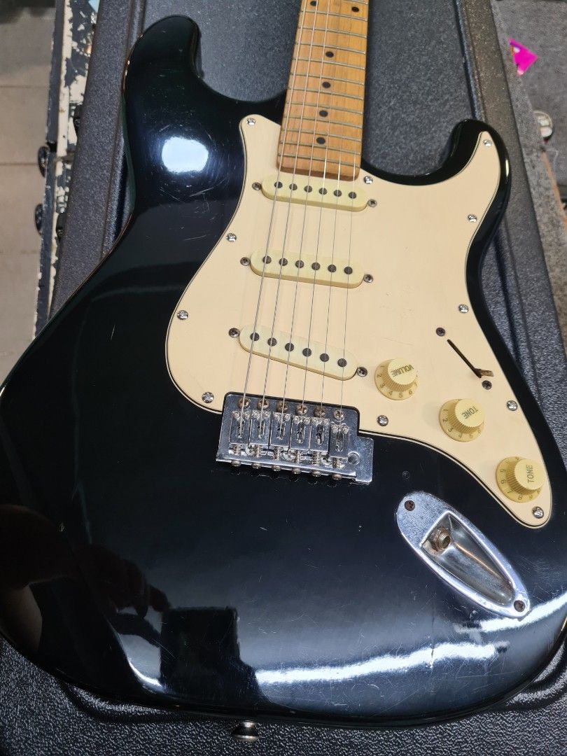 Behringer Stratocaster Electric Guitar, Hobbies & Toys, Music & Media