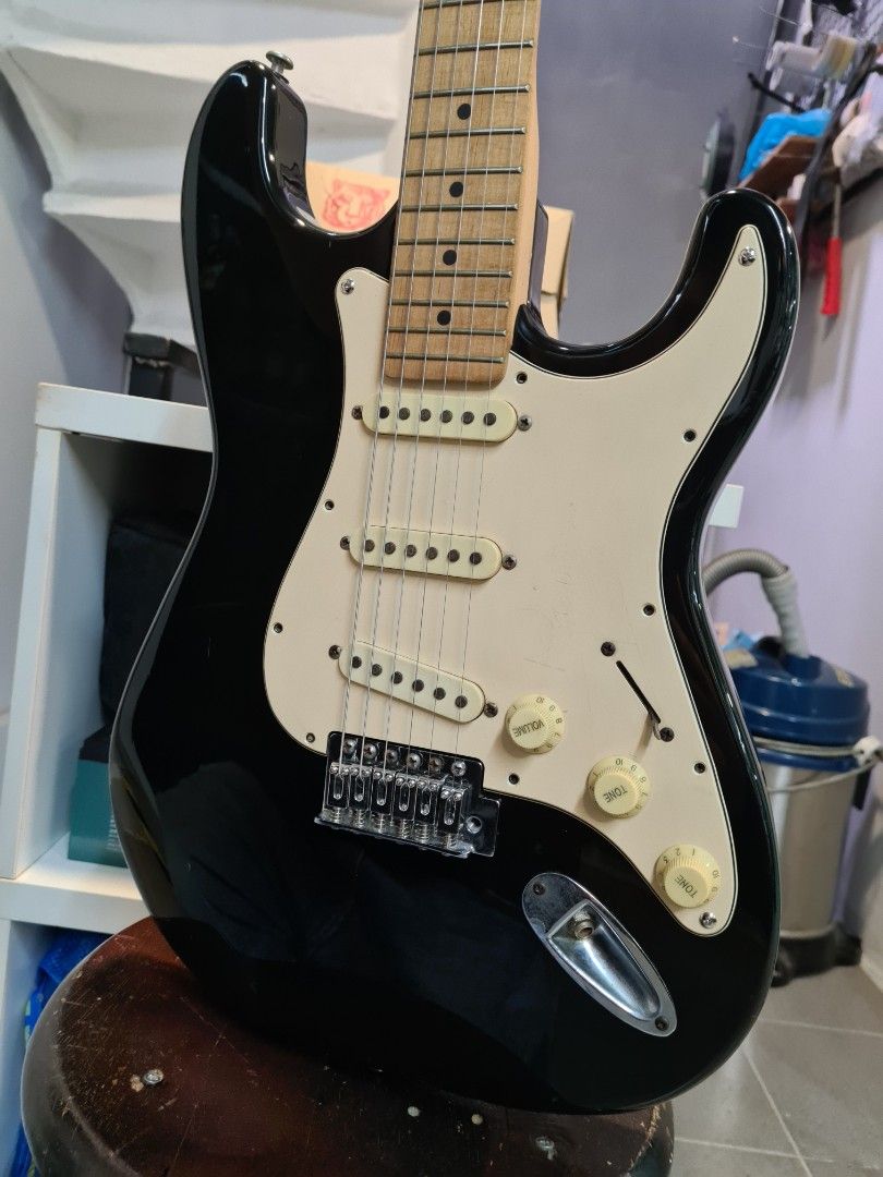 Behringer Stratocaster Electric Guitar, Hobbies & Toys, Music & Media