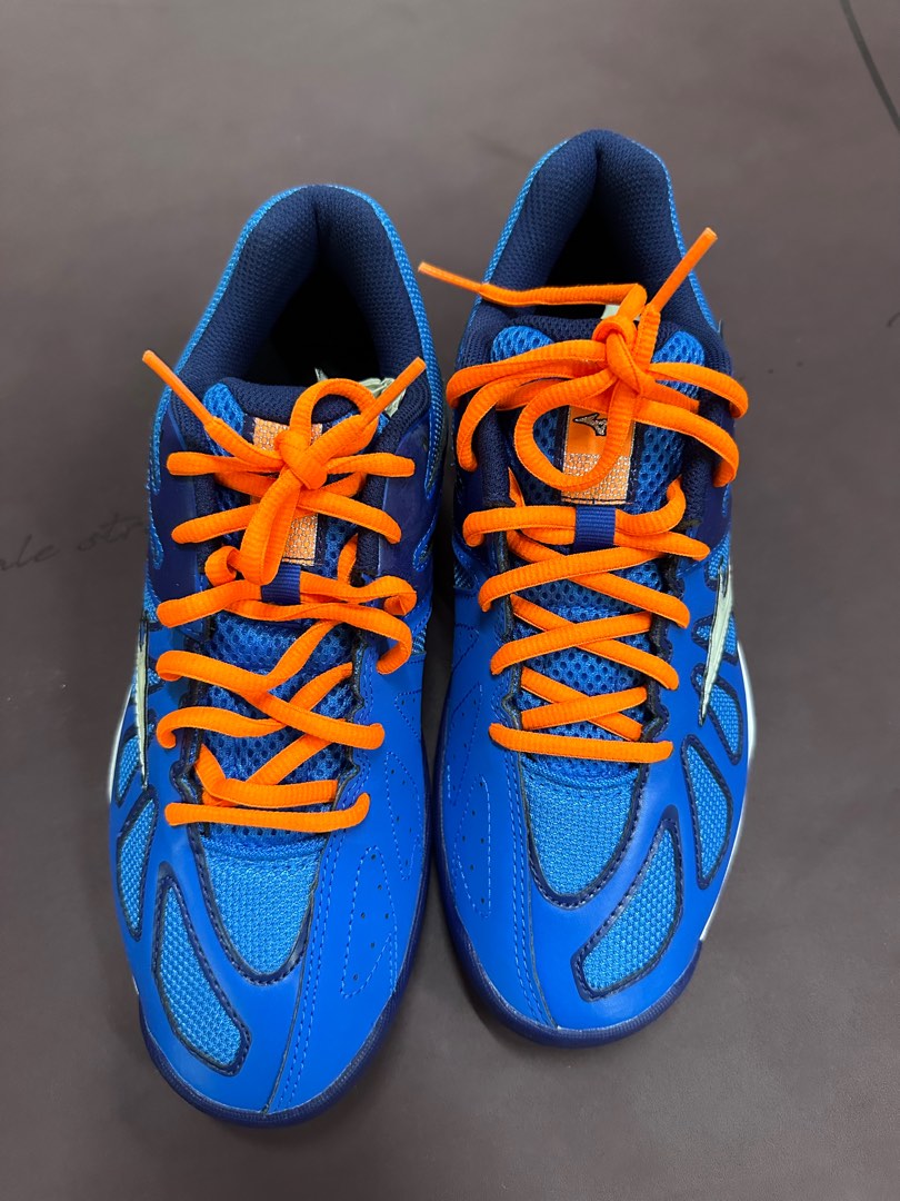 Mizuno vs asics badminton sale shoes