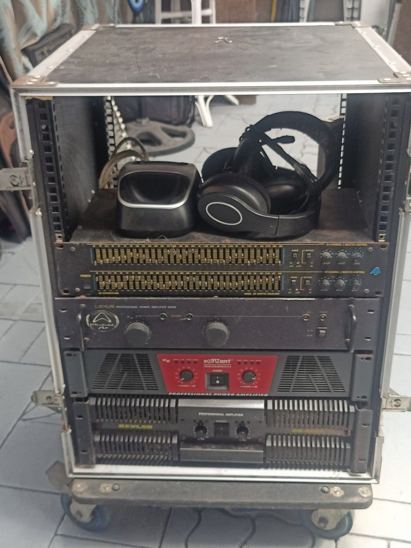 Flight Case with 1 Equalizer and 3 Amplifier on Carousell