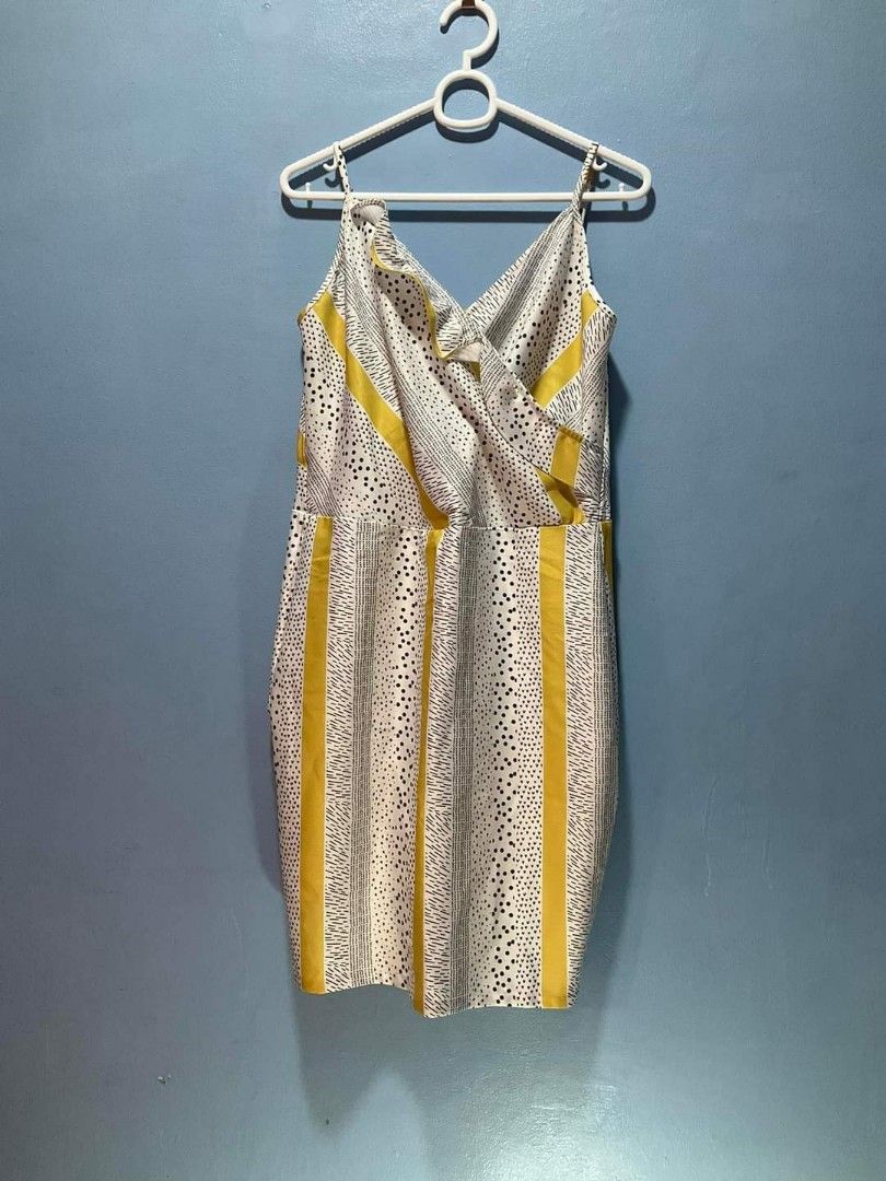 Forme (Category: Dresses) located in Manila. Submitted by 3es.m (Listing ID 1232701354, Image 1). Description: Brand : Forme (Medium) No.of used : 2x (friends wedding, family lunch).