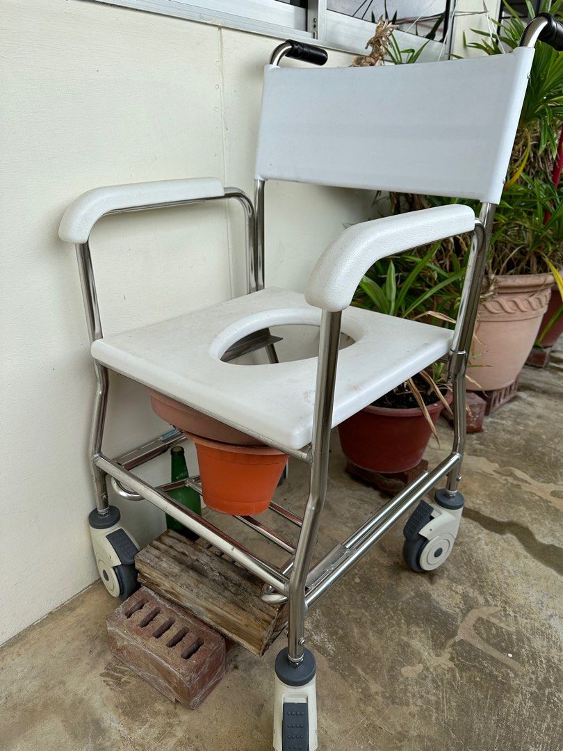 [FREE] Commode Chair, Health & Nutrition, Assistive & Rehabilatory Aids