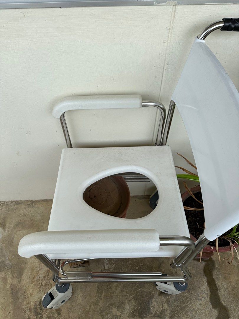 [FREE] Commode Chair, Health & Nutrition, Assistive & Rehabilatory Aids