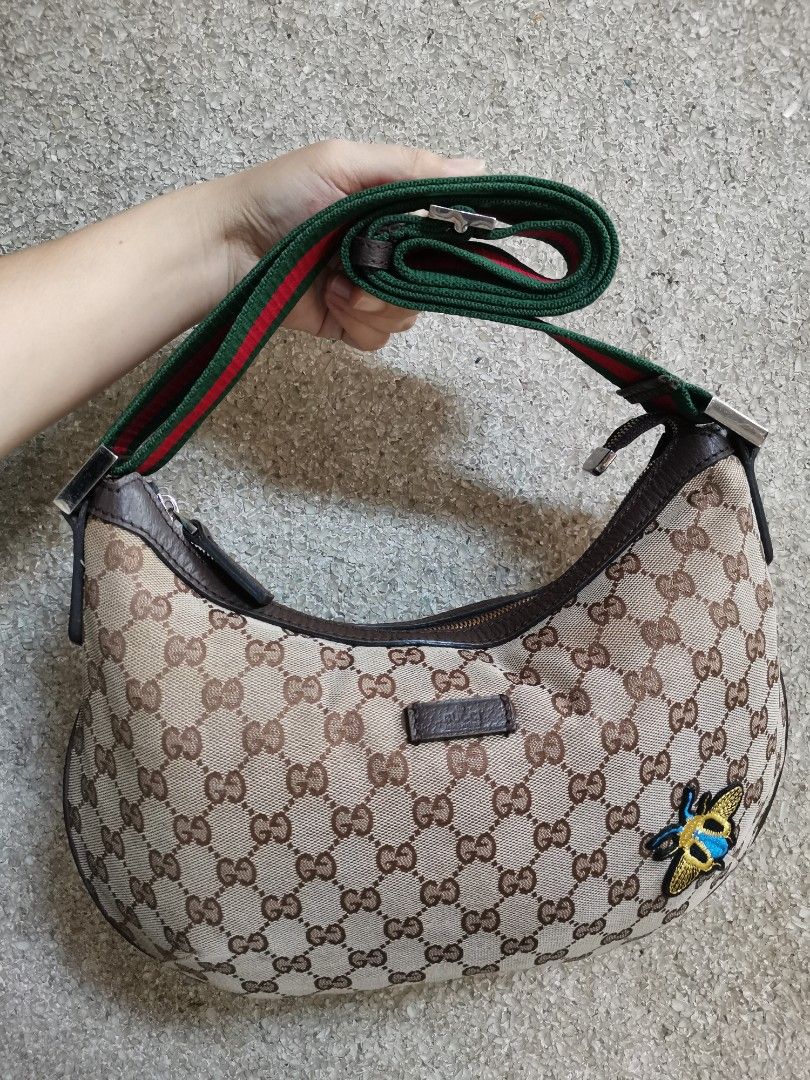 Gucci Canvass Sling (Category: Luxury Bags & Wallets) located in Butuan. Submitted by yangzzzverzosa (Listing ID 1232693309, Image 1). Description: vintage gucci, searchable code minimal signs of wear in good condition medium size.