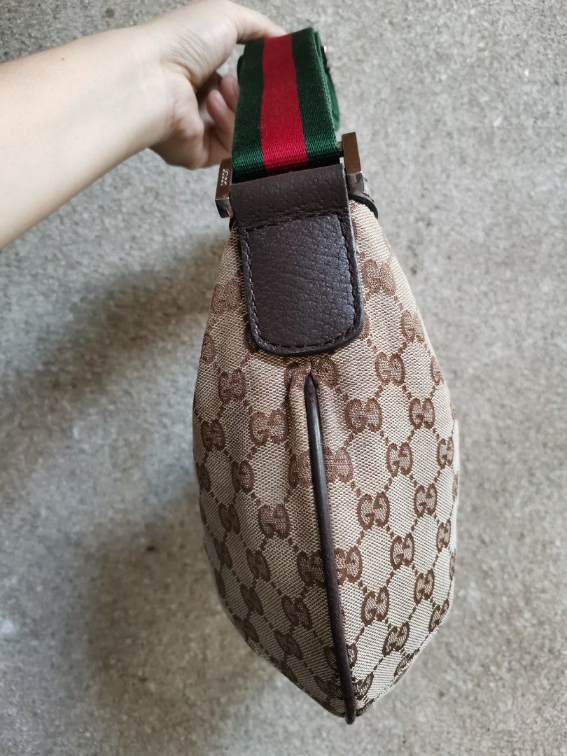 Gucci Canvass Sling (Category: Luxury Bags & Wallets) located in Butuan. Submitted by yangzzzverzosa (Listing ID 1232693309, Image 2). Description: vintage gucci, searchable code minimal signs of wear in good condition medium size.
