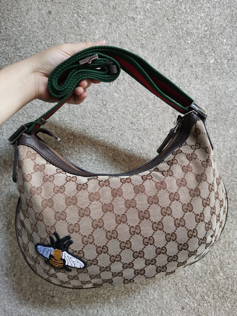 Gucci Canvass Sling (Category: Luxury Bags & Wallets) located in Butuan. Submitted by yangzzzverzosa (Listing ID 1232693309, Image 3). Description: vintage gucci, searchable code minimal signs of wear in good condition medium size.