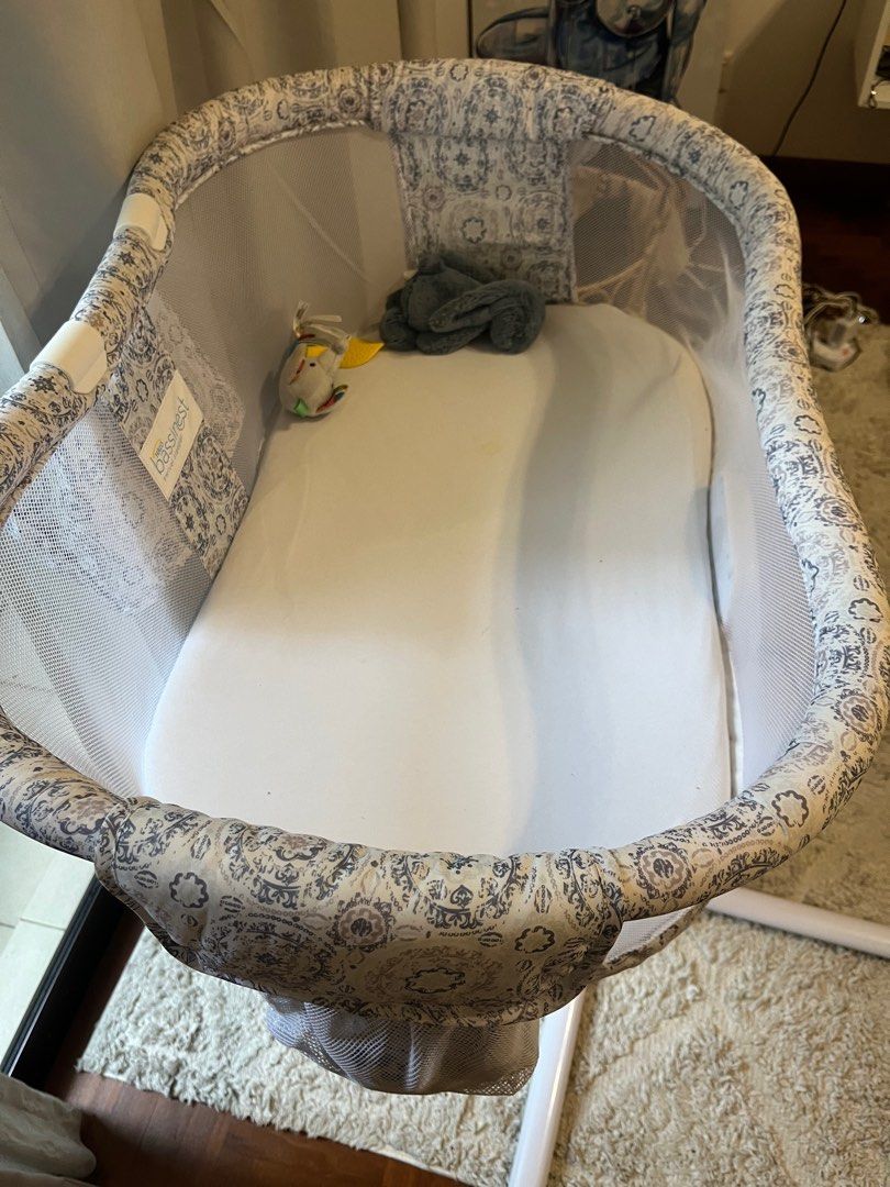 Halo Bassinest swivel 360, Babies & Kids, Baby Nursery & Kids Furniture