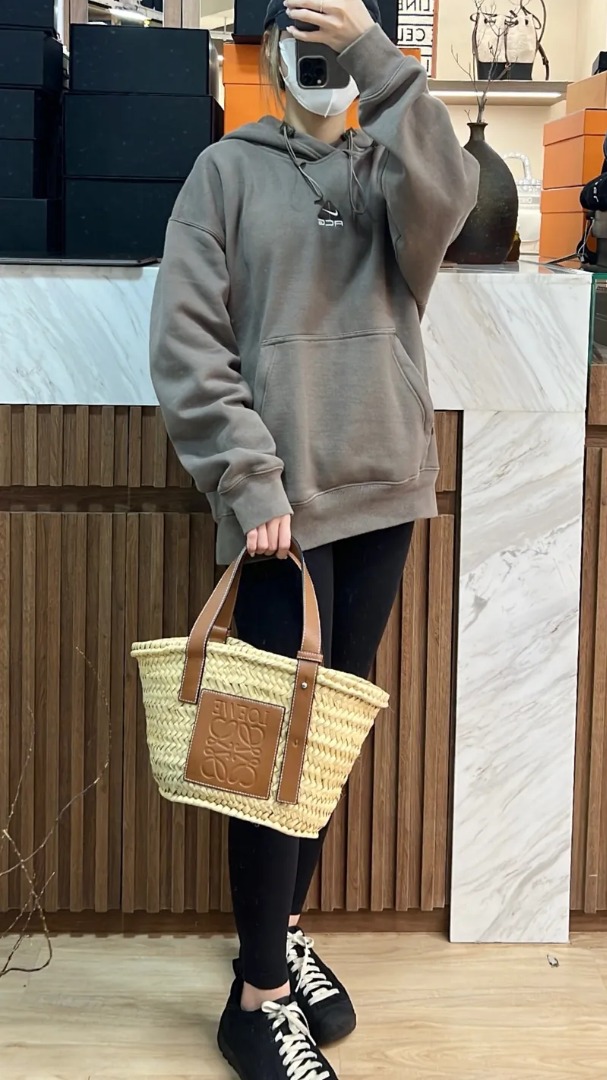 Loewe basket hotsell bag street style