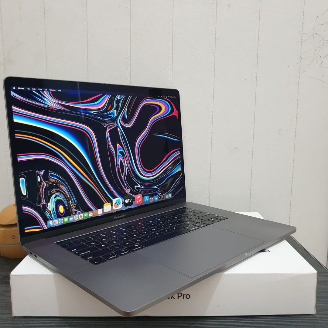 MacBook Pro 15 Inch 2018 16GB/256Gb Touchbar 6 core intel core i7