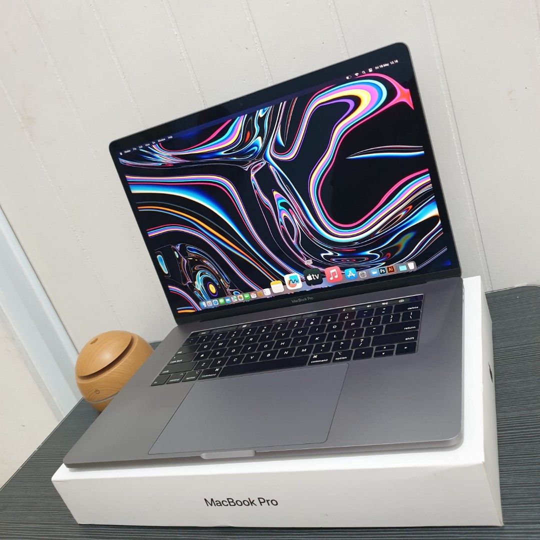 MacBook Pro 15 Inch 2018 16GB/256Gb Touchbar 6 core intel core i7