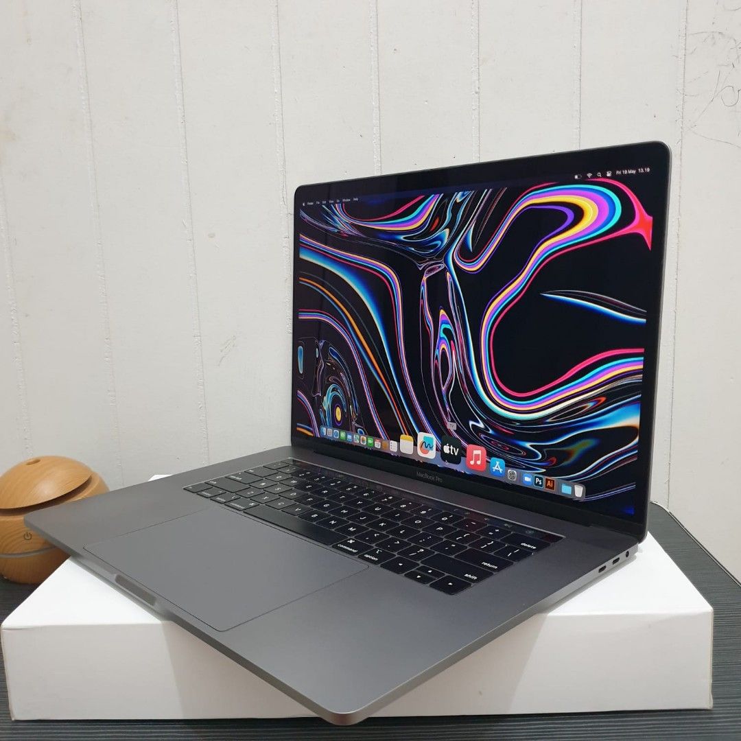 MacBook Pro 15 Inch 2018 16GB/256Gb Touchbar 6 core intel core i7