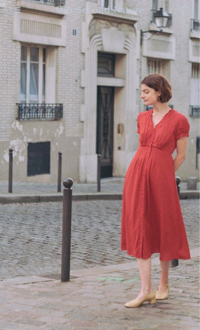 Straight knit dress shop with ruff collar