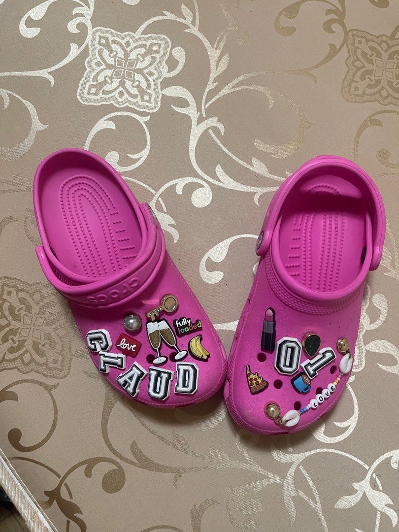 Pink crocs with 2025 jibbitz