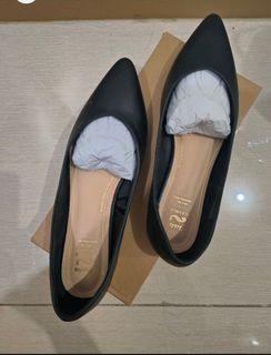 Super steal ‼️ Size 8 Bata leather flat