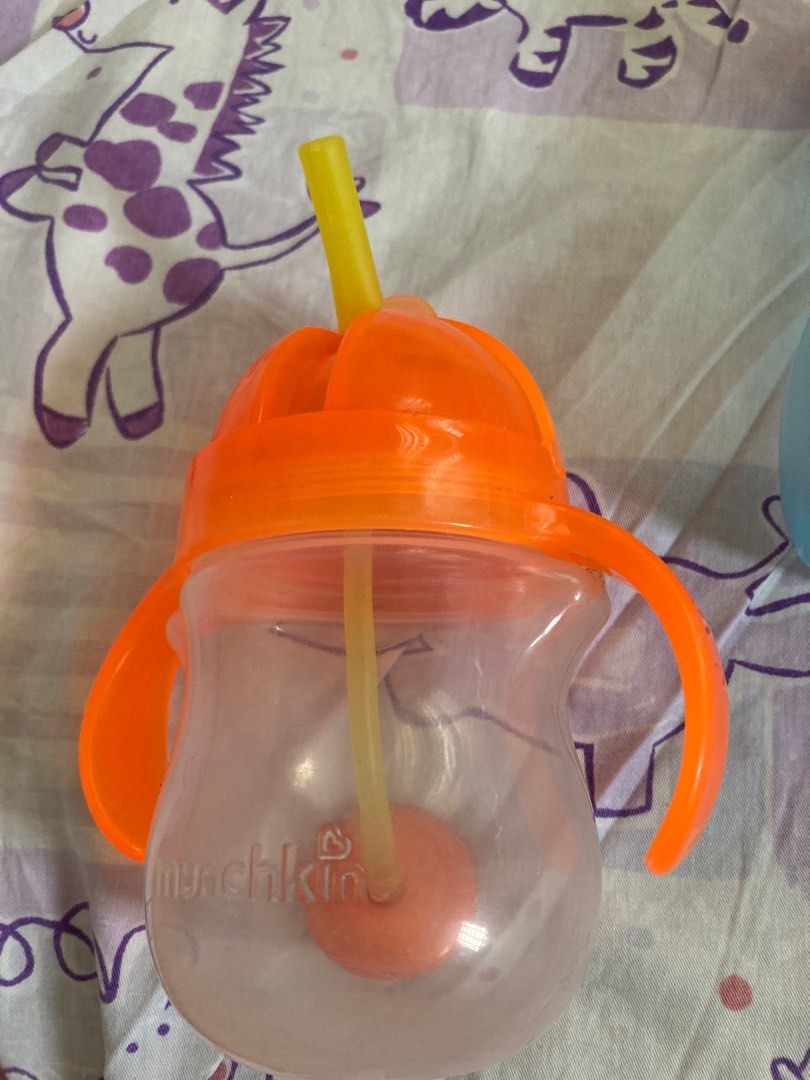 Takeall avent,munchkin and babyflo (Category: Breastfeeding & Bottle Feeding) located in Rodriguez. Submitted by cyrus0207 (Listing ID 1232682460, Image 3). Description: Takeall!!! Used feeding bottles (avent & babyflo), and training cup (munchkin).