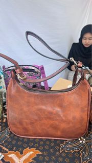 Tas kulit kecil coklat