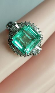 3.149 Carat Certified Columbian Natural Emerald with 0.3 carat Natural Diamond set in Platinum 900