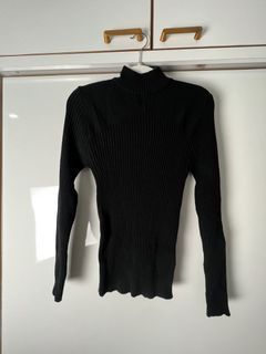 🇦🇺 simple black high neck knit top