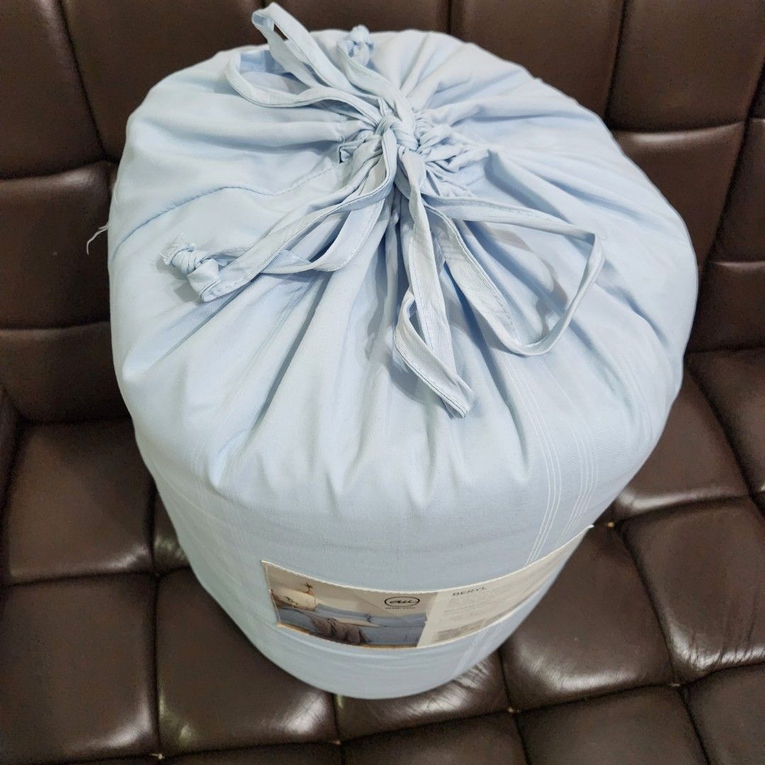 Akemi Uchi Queen size duvet set comforter set comes with 1 comforter, 1