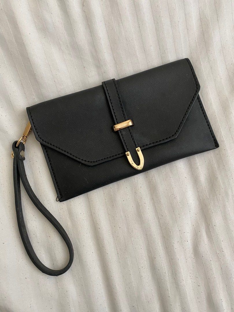 Alberto Black Sling Wallet Pouch (Category: Purses & Pouches) located in Pasig City. Submitted by steffanyprtll (Listing ID 1229700157, Image 1). Description: Alberto Black Sling Wallet Pouch.