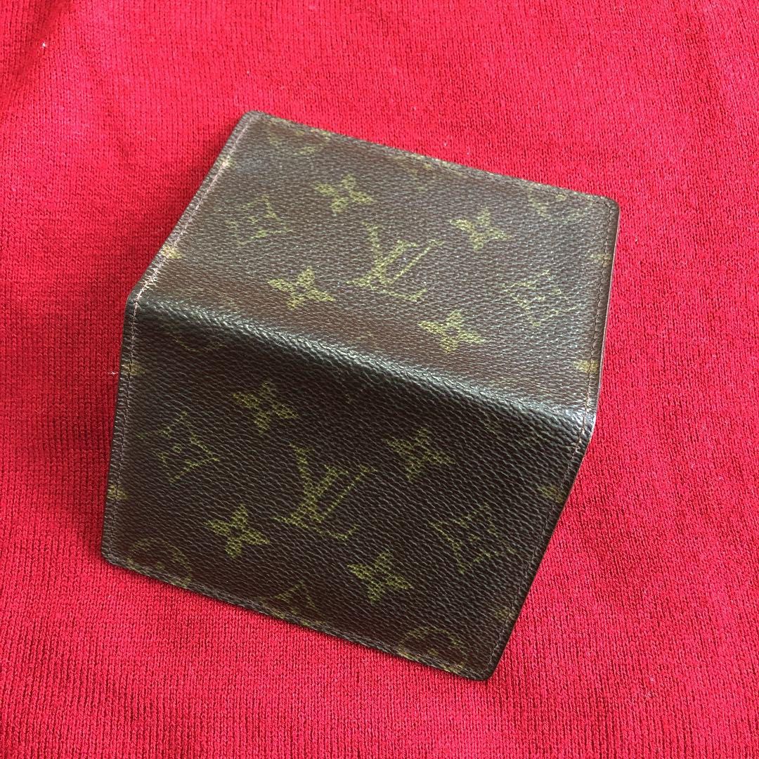 Authentic Louis Vuitton Cardholder/Wallet (Category: Luxury Bags & Wallets) located in Antipolo. Submitted by kiksy.closet (Listing ID 1229709103, Image 2). Description: Authentic Louis Vuitton Cardholder/Wallet - Guaranteed authentic; purchased at a regular store in Fukuoka. It has a code inside one of the compartments. - No noticeable stains, although the inside needs some cleaning as seen on the pic. - Can be used as a cardholder and as a wall
