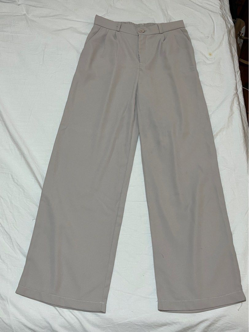 Beige Loose Trousers (Category: Other Bottoms) located in Quezon City. Submitted by beesly (Listing ID 1229794485, Image 1). Description: 👉🏻 Size: W- 26-27, L - 39 👉🏻 highwaisted 👉🏻 can do same day delivery 👉🏻 payment through gcash .
