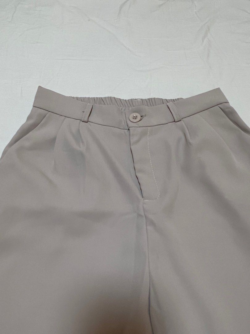 Beige Loose Trousers (Category: Other Bottoms) located in Quezon City. Submitted by beesly (Listing ID 1229794485, Image 2). Description: 👉🏻 Size: W- 26-27, L - 39 👉🏻 highwaisted 👉🏻 can do same day delivery 👉🏻 payment through gcash .