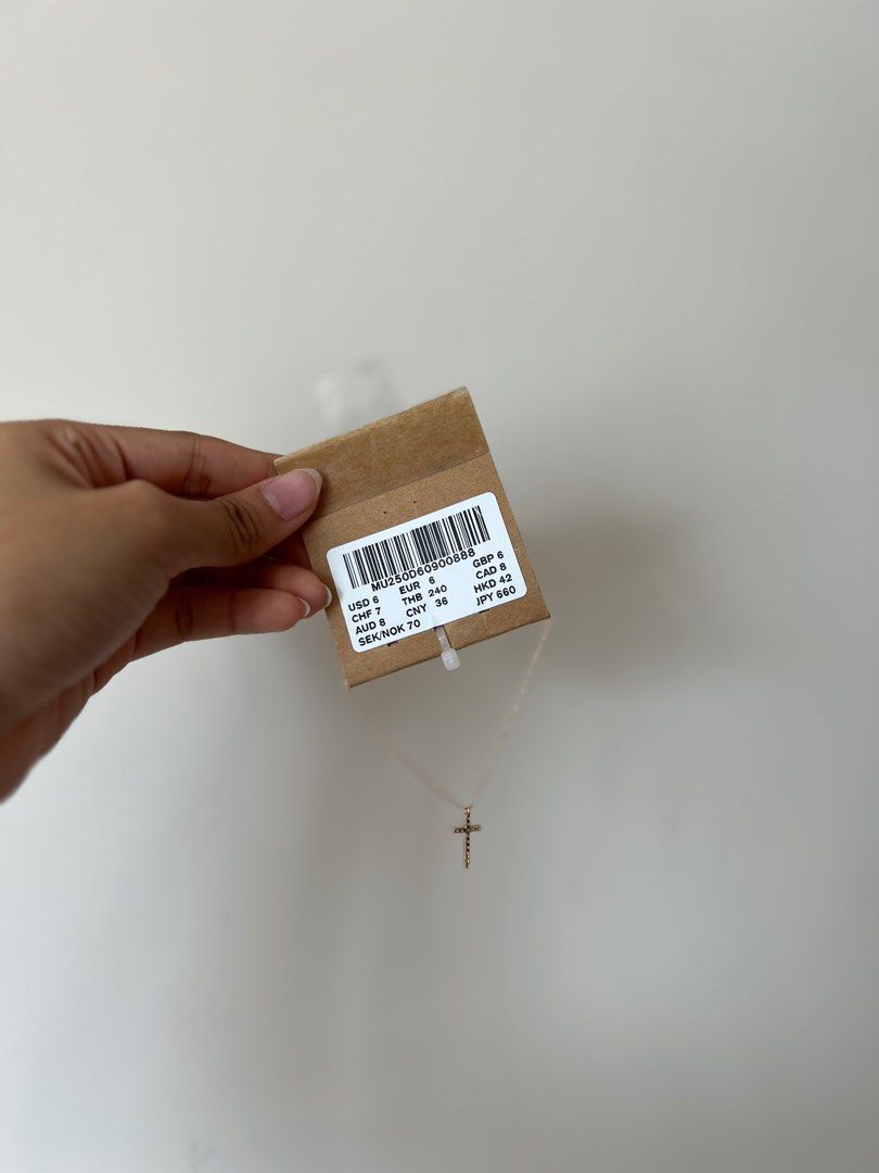 BRANDY MELVILLE Gold Bracelet w/ Cross Chain, 女裝, 飾物及配件, 手鍊- Carousell