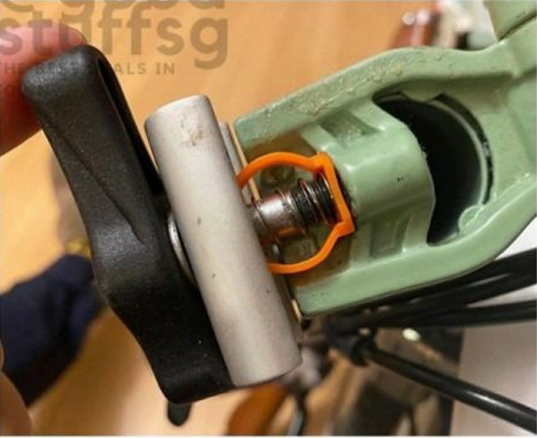 Brompton Hinge Clamp Spring Parallelizer, Sports Equipment, Bicycles