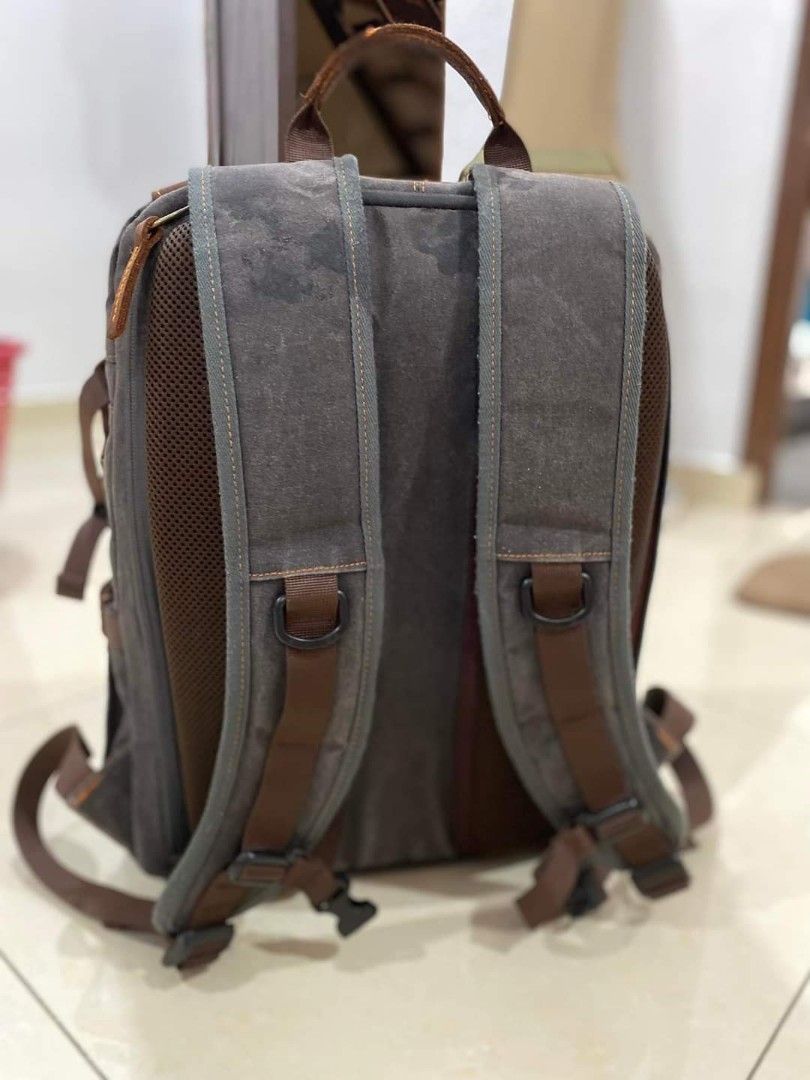Camera Backpack (Category: Camera Bags & Carriers) located in Pekan Nanas. Submitted by yadihashim (Listing ID 1229683656, Image 2). Description: Camera backpack for sale, mint condition. Sesuai utk layan job wedding seharian. Lokasi Pontian Johor.