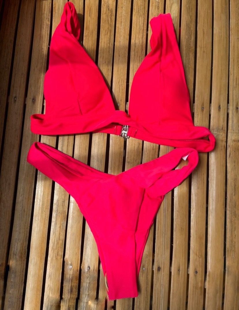 Deep-V Solid Bikini Split Bikin (Category: Bikinis & Swimsuits) located in Pasig City. Submitted by Declutterwithme0831 (Listing ID 1229669410, Image 2). Description: Size med Very nice in actual .