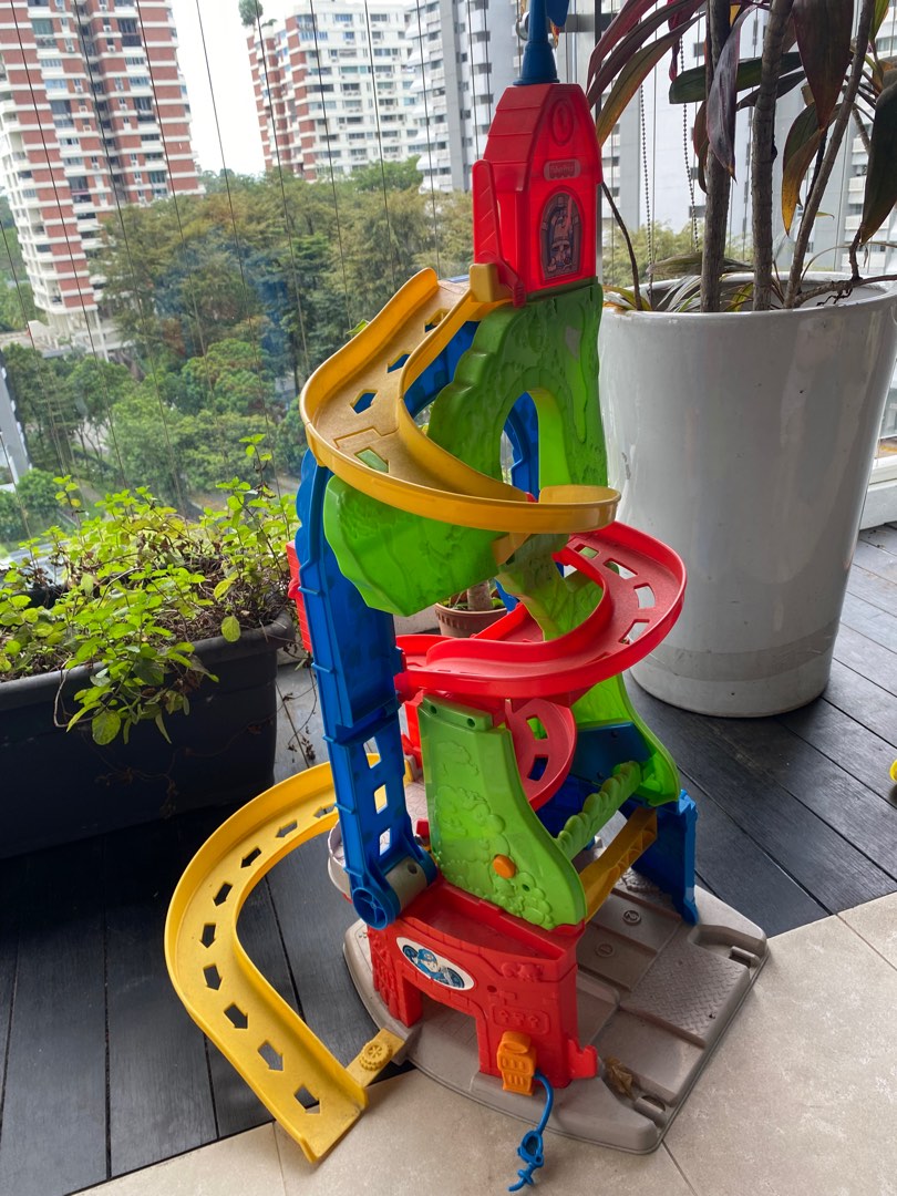 Little people top car tower