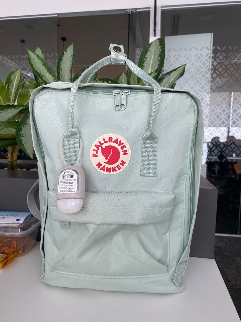 Fjallraven kanken size medium muat laptop Fesyen Wanita Tas