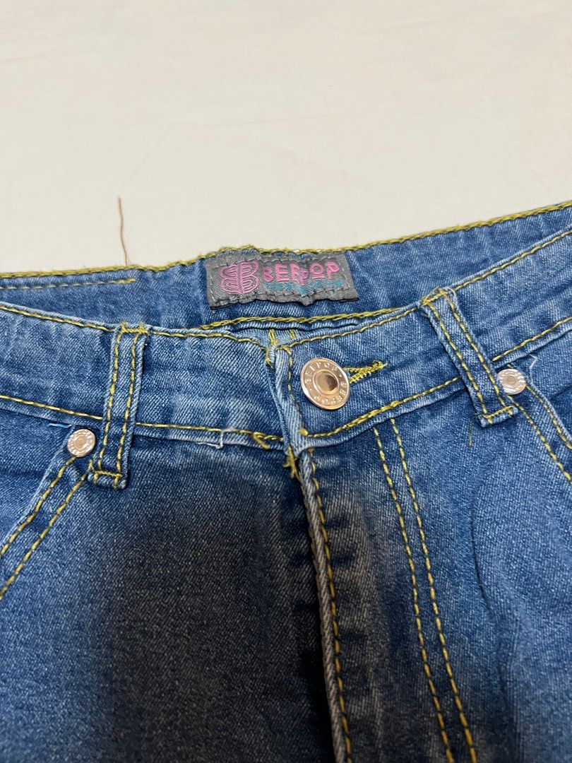 Flared Fitted Jeans (Category: Jeans) located in Quezon City. Submitted by beesly (Listing ID 1229794897, Image 2). Description: 👉🏻 Size: W- 24 , L- 37 👉🏻 flared 👉🏻 rfs: doesn’t fit me 👉🏻 can do same day delivery 👉🏻 payment through gcash .