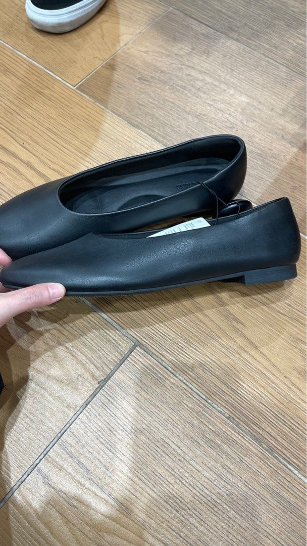 Flat shoes uniqlo on Carousell