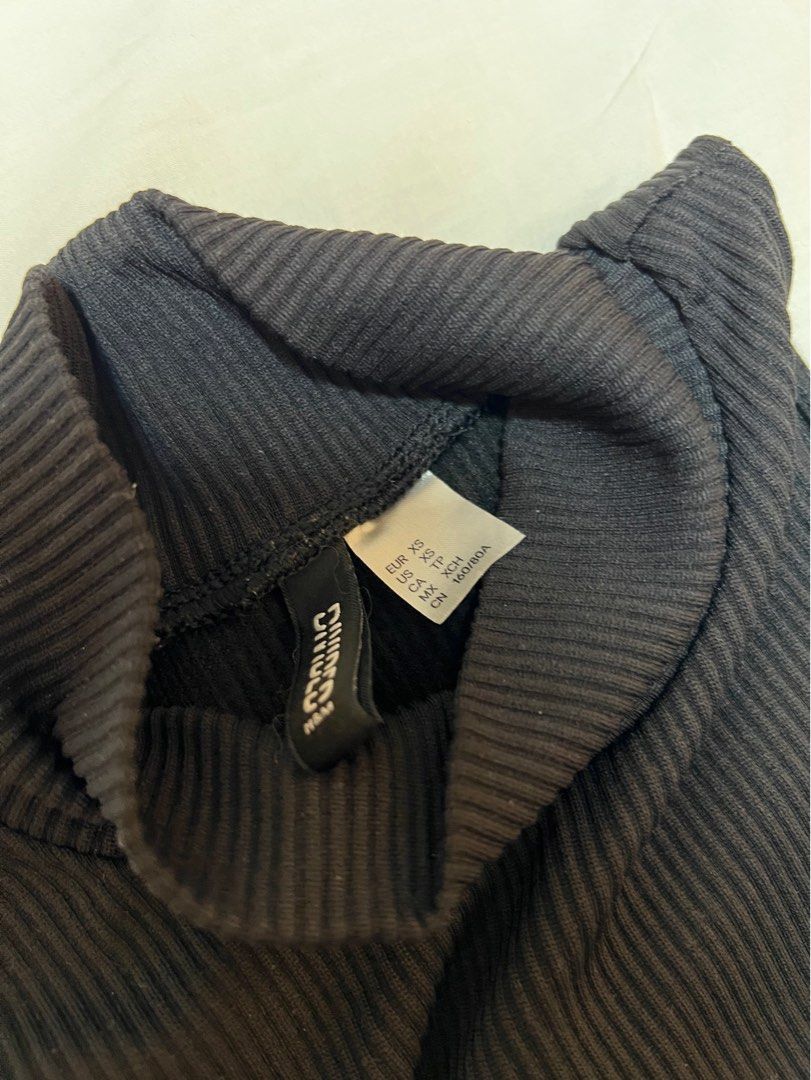 H&M Turtle Neck Top (Category: Sleeveless) located in Quezon City. Submitted by beesly (Listing ID 1229789334, Image 3). Description: 👉🏻 Size: XS-S 👉🏻 stretchable 👉🏻 cropped depending on bust 👉🏻 can do same day delivery 👉🏻 payment through gcash .