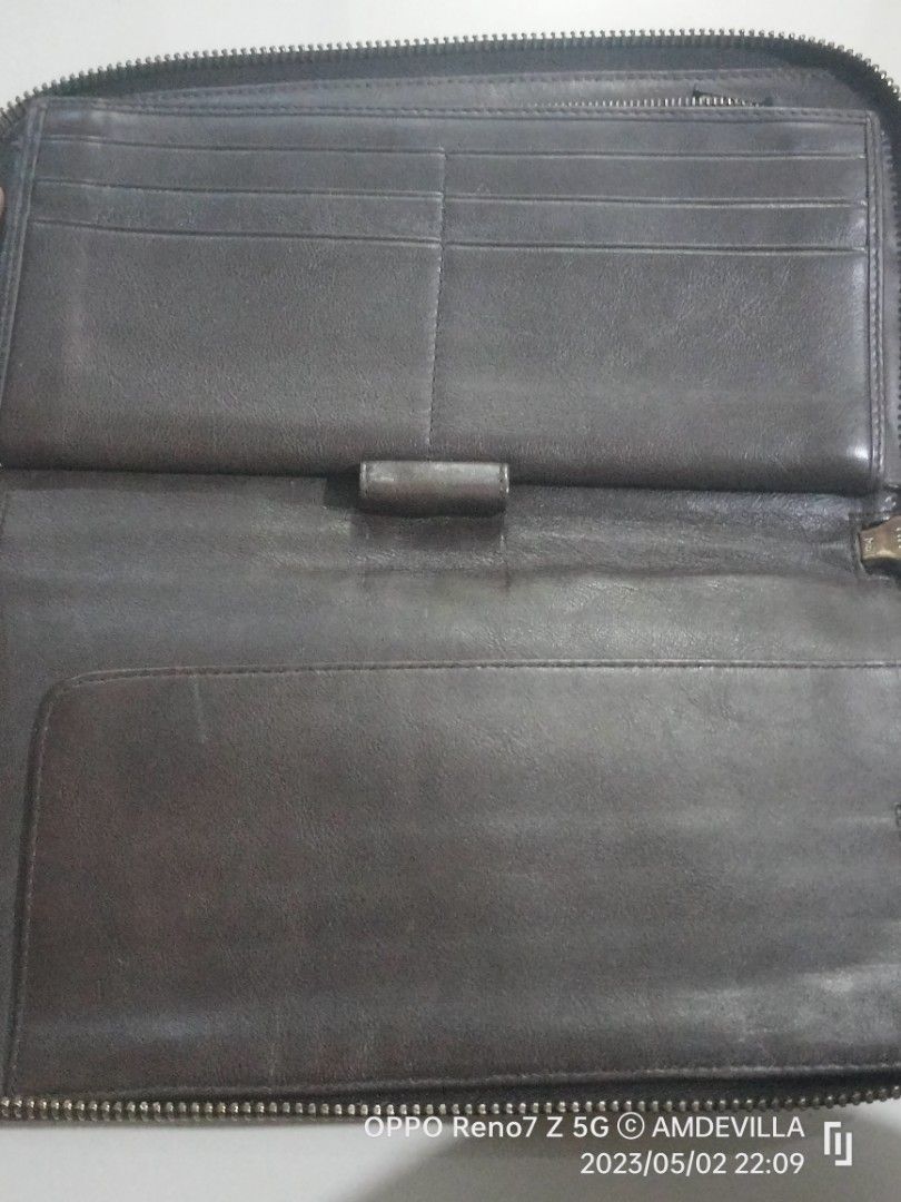 Large Bally Wallet (Category: Wallets & Card Holders) located in Batangas. Submitted by origami21 (Listing ID 1229828818, Image 2). Description: Like New Bally Wallet Flaw Zipper Puller.